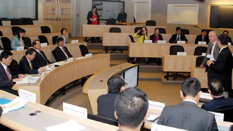 Dialoga dirigente vietnamita con especialistas de Havard